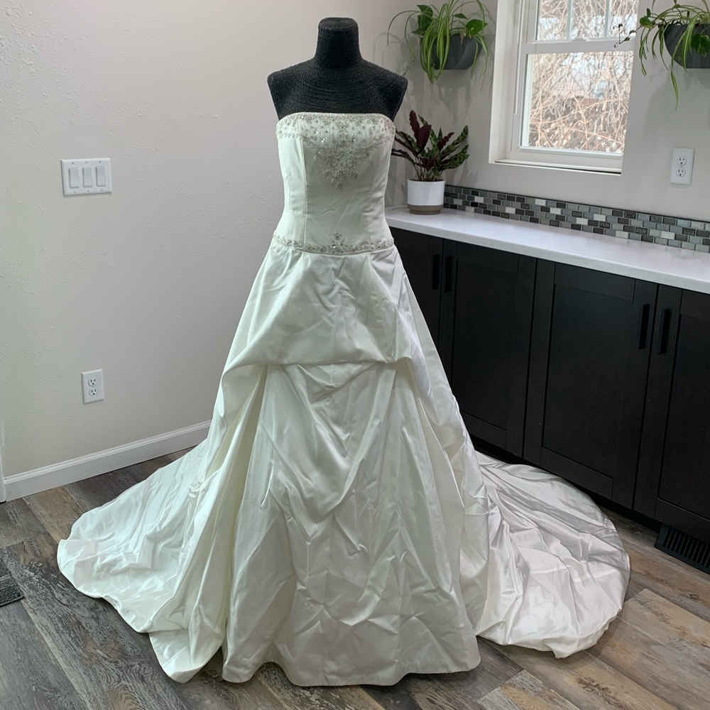 Strapless white wedding gown sz 10